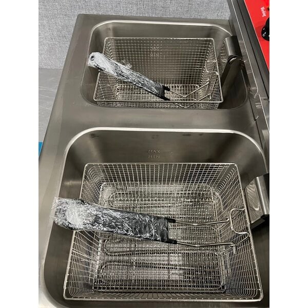 Scratch and Dent Avantco F202 30 lb. Dual Tank Medium-Duty Electric Countertop Fryer - 208-240V, 5400/7200W