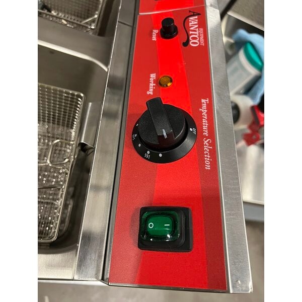 Scratch and Dent Avantco F202 30 lb. Dual Tank Medium-Duty Electric Countertop Fryer - 208-240V, 5400/7200W