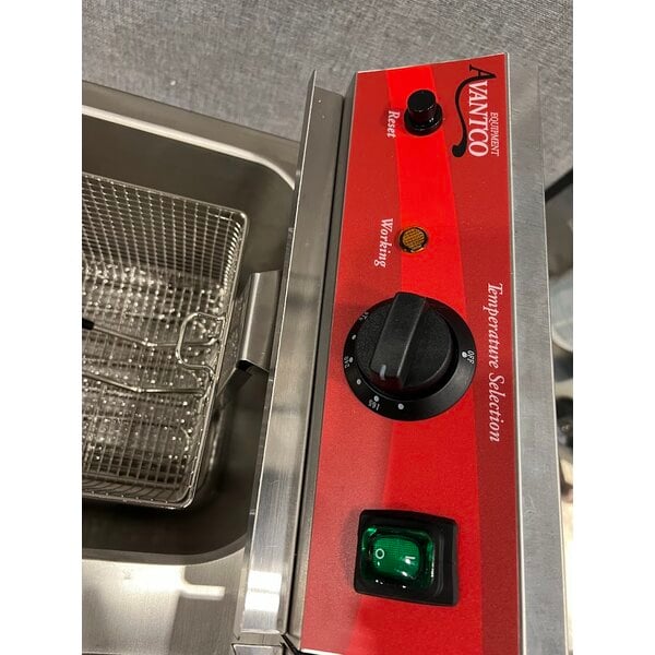 Scratch and Dent Avantco F202 30 lb. Dual Tank Medium-Duty Electric Countertop Fryer - 208-240V, 5400/7200W
