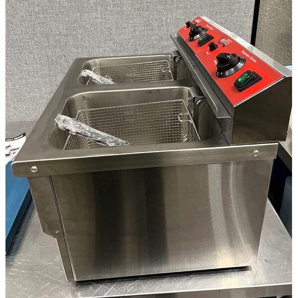 Scratch and Dent Avantco F202 30 lb. Dual Tank Medium-Duty Electric Countertop Fryer - 208-240V, 5400/7200W