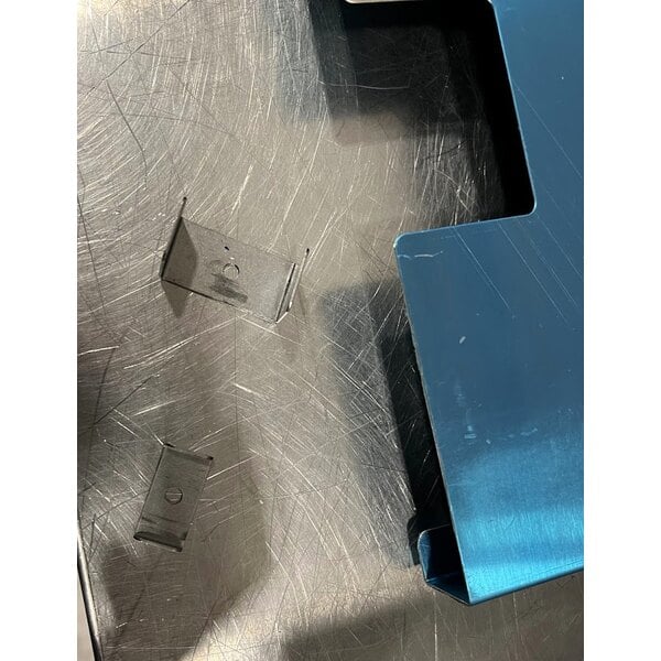 Scratch and Dent Avantco F202 30 lb. Dual Tank Medium-Duty Electric Countertop Fryer - 208-240V, 5400/7200W