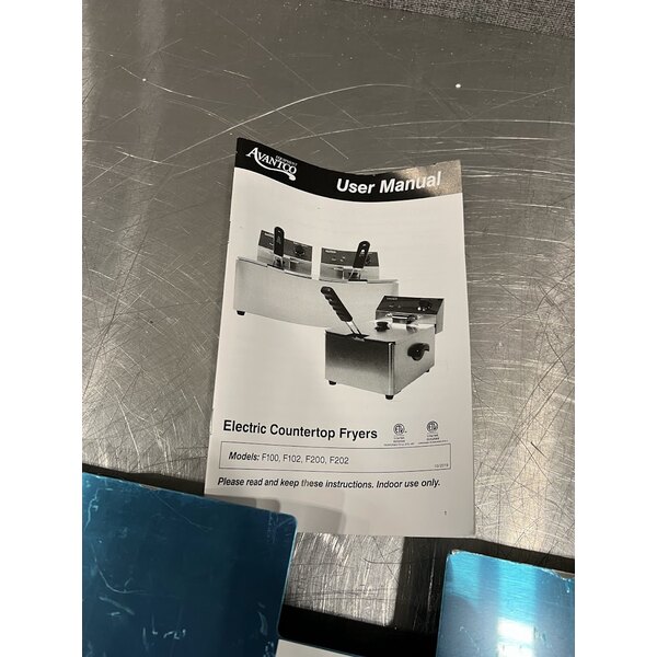 Scratch and Dent Avantco F202 30 lb. Dual Tank Medium-Duty Electric Countertop Fryer - 208-240V, 5400/7200W