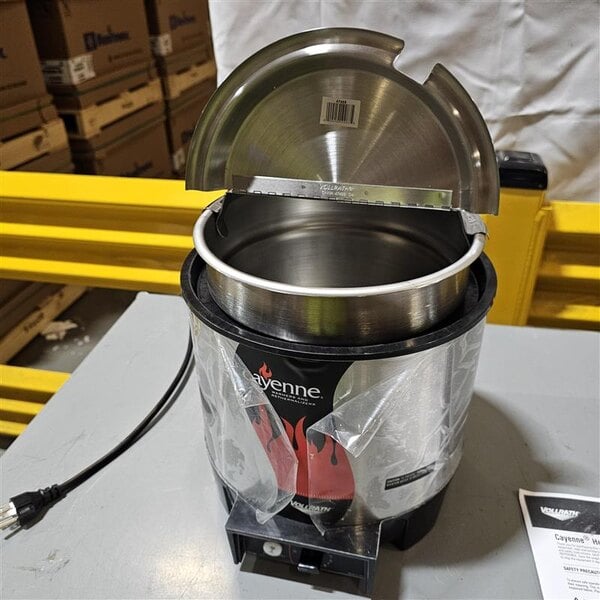 Scratch and Dent Vollrath 72018 Cayenne 7 Qt. Round "Heat 'n Serve" Rethermalizer / Warmer Package with Inset and Cover - 120V, 800W