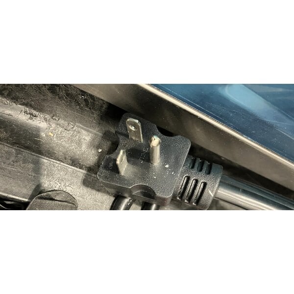 Scratch and Dent Avantco CHSME32M 32" Electric Countertop Cheese Melter - 208/240V, 2290/3050W