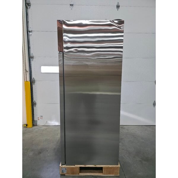 Scratch and Dent Avantco Z1-R-HC 29" Solid Door Stainless Steel Reach-In Refrigerator