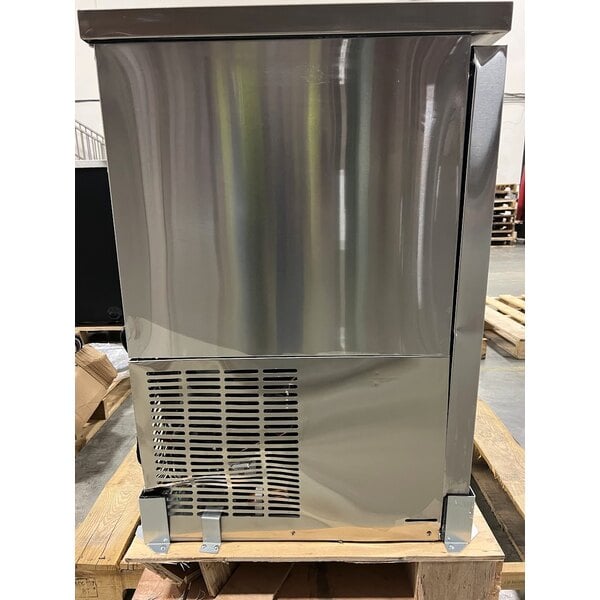 Scratch and Dent Avantco UDD-48-HC-S Four Tap Shallow Depth Kegerator Beer Dispenser - Stainless Steel, (2) 1/2 Keg Capacity