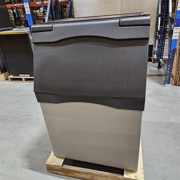 Scratch and Dent Avantco Ice KMC-F-530-LA 30" Air Cooled Modular Full Cube Ice Machine with 536 lb. Bin - 497 lb.