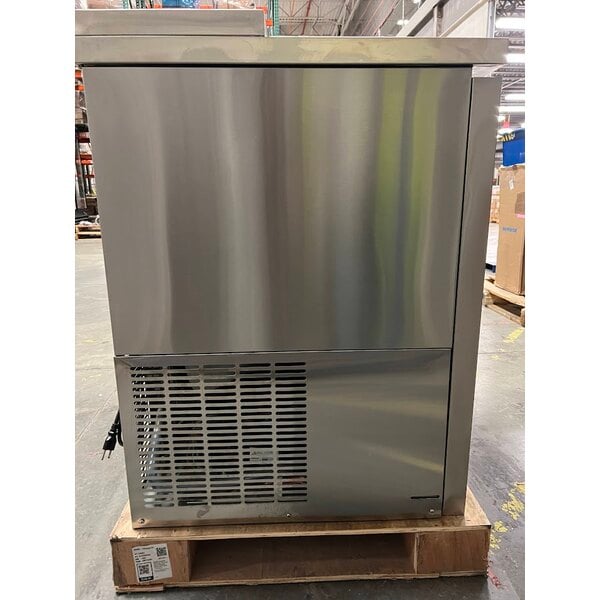 Scratch and Dent Avantco UDD-3-CT-S-6 Stainless Steel Kegerator / Beer Dispenser with (2) Triple Tap Tower and Club Top - (3) 1/2 Keg Capacity