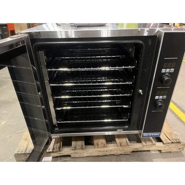 Scratch and Dent Moffat E32D5-2T Turbofan Single Deck Full Size Electric Digital Convection Oven with Steam Injection - 220-240V, 1 Phase, 6.5 kW