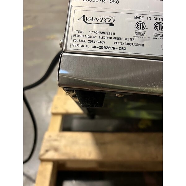 Scratch and Dent Avantco CHSME32M 32" Electric Countertop Cheese Melter - 208/240V, 2290/3050W