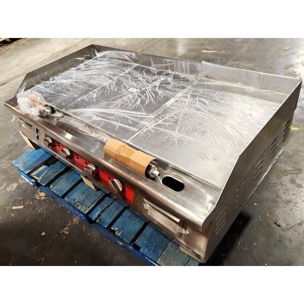 Scratch and Dent Avantco EG48N 48" Electric Countertop Griddle - 208/240V, 10482W-14000W