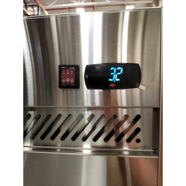 Scratch and Dent Avantco Z1-R-HC 29" Solid Door Stainless Steel Reach-In Refrigerator