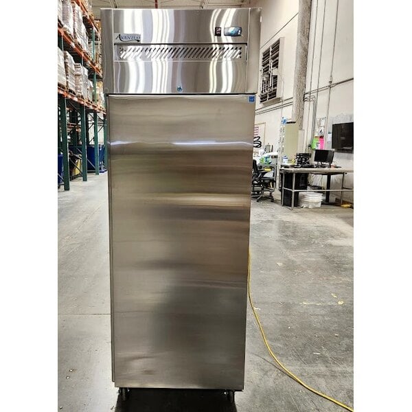 Scratch and Dent Avantco Z1-R-HC 29" Solid Door Stainless Steel Reach-In Refrigerator