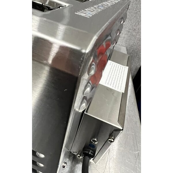 Scratch and Dent Avantco THD27208 Medium-Duty Bread/Bagel Switch 4-Slice Commercial Toaster with Wide 1 1/2" Slots - 208V