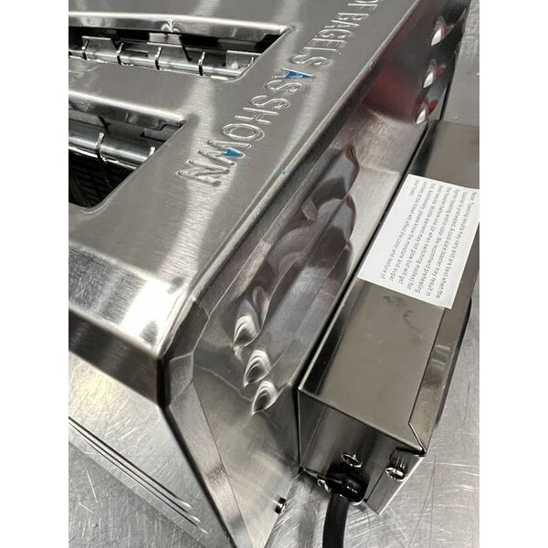 Scratch and Dent Avantco THD27208 Medium-Duty Bread/Bagel Switch 4-Slice Commercial Toaster with Wide 1 1/2" Slots - 208V