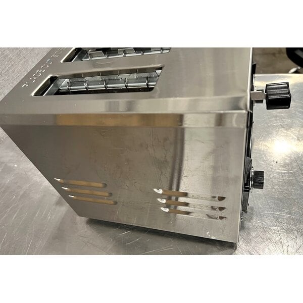 Scratch and Dent Avantco THD27208 Medium-Duty Bread/Bagel Switch 4-Slice Commercial Toaster with Wide 1 1/2" Slots - 208V