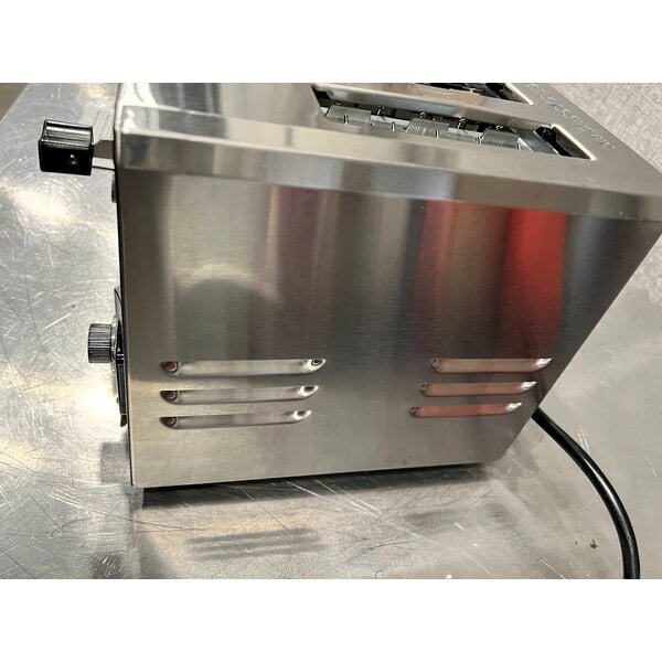 Scratch and Dent Avantco THD27208 Medium-Duty Bread/Bagel Switch 4-Slice Commercial Toaster with Wide 1 1/2" Slots - 208V