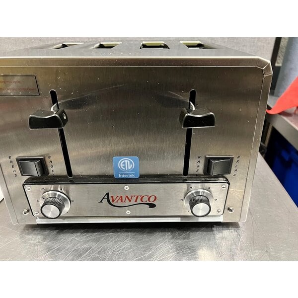 Scratch and Dent Avantco THD27208 Medium-Duty Bread/Bagel Switch 4-Slice Commercial Toaster with Wide 1 1/2" Slots - 208V