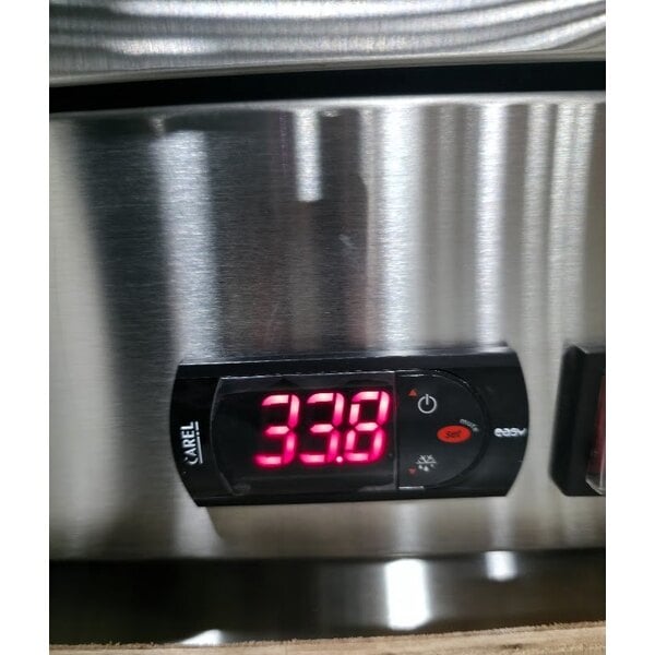 Scratch and Dent Avantco A-12R-HC 25" Solid Door Reach-In Refrigerator