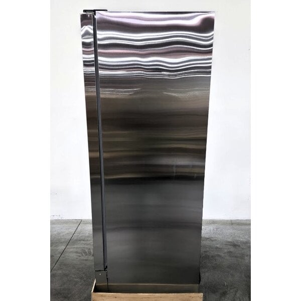 Scratch and Dent Avantco A-12R-HC 25" Solid Door Reach-In Refrigerator