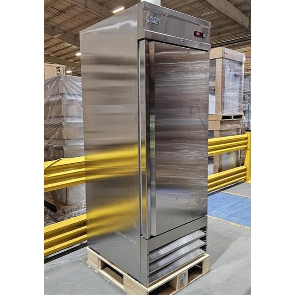 Scratch and Dent Avantco SS-1R-HC 29" Stainless Steel Solid Door Reach-In Refrigerator
