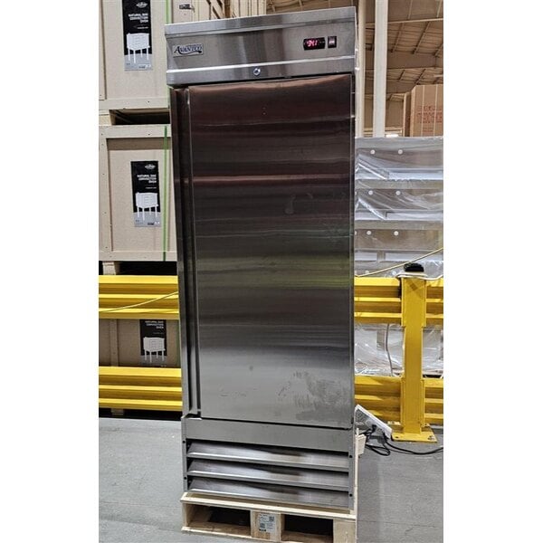 Scratch and Dent Avantco SS-1R-HC 29" Stainless Steel Solid Door Reach-In Refrigerator