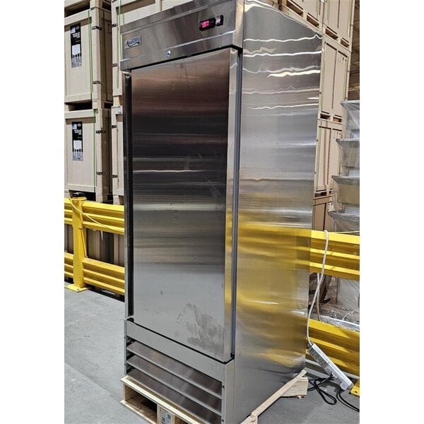 Scratch and Dent Avantco SS-1R-HC 29" Stainless Steel Solid Door Reach-In Refrigerator