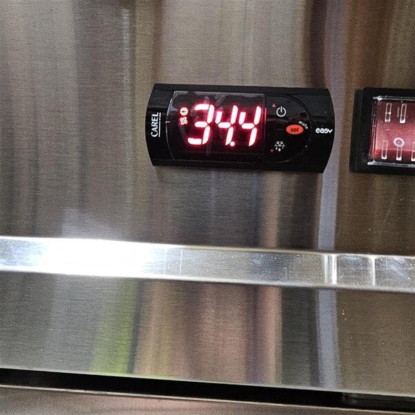 Scratch and Dent Avantco SS-1R-HC 29" Stainless Steel Solid Door Reach-In Refrigerator