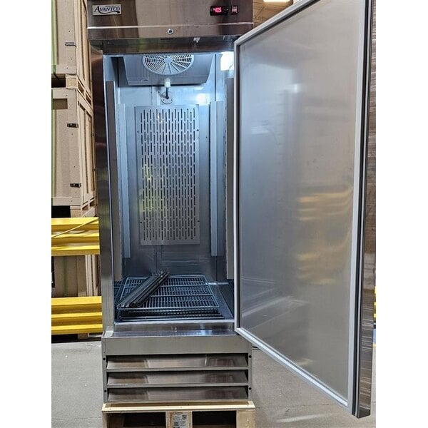 Scratch and Dent Avantco SS-1R-HC 29" Stainless Steel Solid Door Reach-In Refrigerator