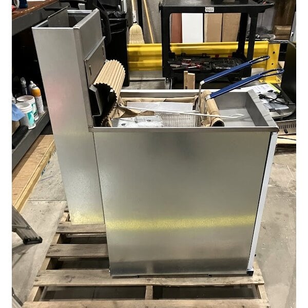 Scratch and Dent Pitco® 35C+S Natural Gas 35-40 lb. Stainless Steel Floor Fryer