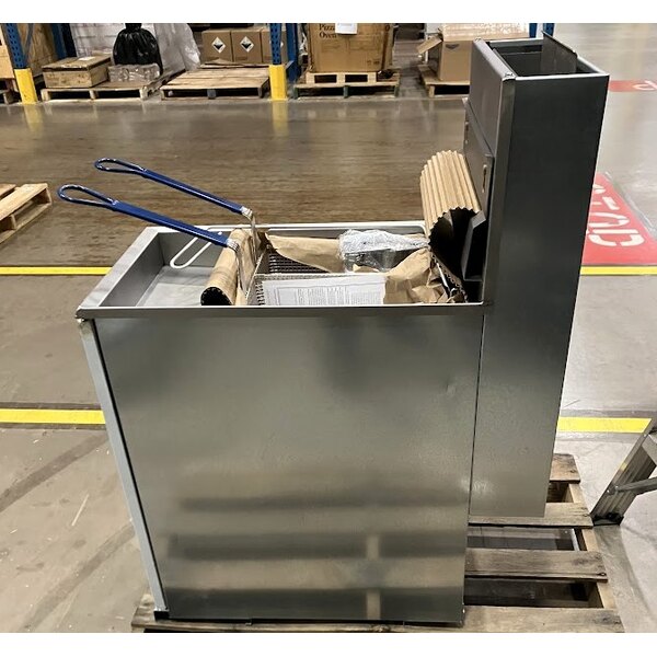 Scratch and Dent Pitco® 35C+S Natural Gas 35-40 lb. Stainless Steel Floor Fryer