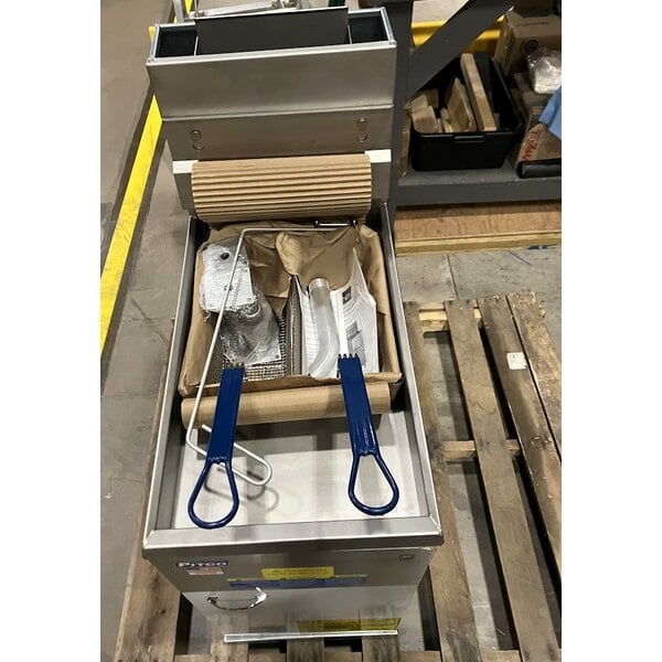 Scratch and Dent Pitco® 35C+S Natural Gas 35-40 lb. Stainless Steel Floor Fryer