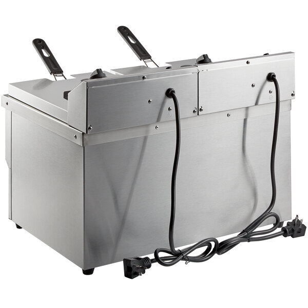 Scratch and Dent Avantco F202 30 lb. Dual Tank Medium-Duty Electric Countertop Fryer - 208-240V, 5400/7200W