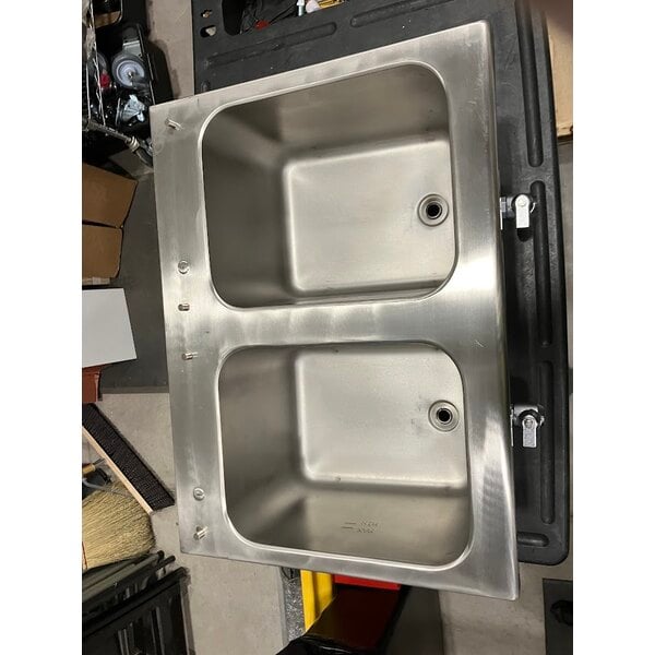 Scratch and Dent Avantco F202 30 lb. Dual Tank Medium-Duty Electric Countertop Fryer - 208-240V, 5400/7200W