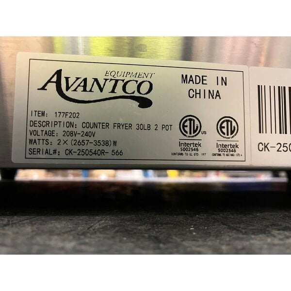Scratch and Dent Avantco F202 30 lb. Dual Tank Medium-Duty Electric Countertop Fryer - 208-240V, 5400/7200W