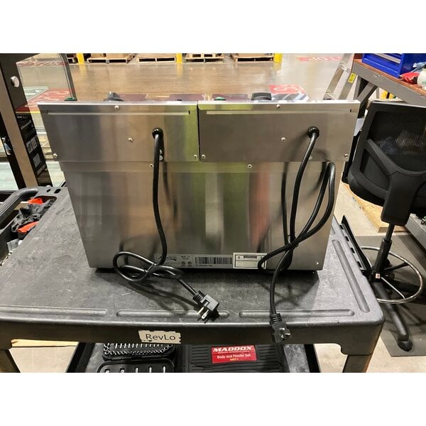 Scratch and Dent Avantco F202 30 lb. Dual Tank Medium-Duty Electric Countertop Fryer - 208-240V, 5400/7200W