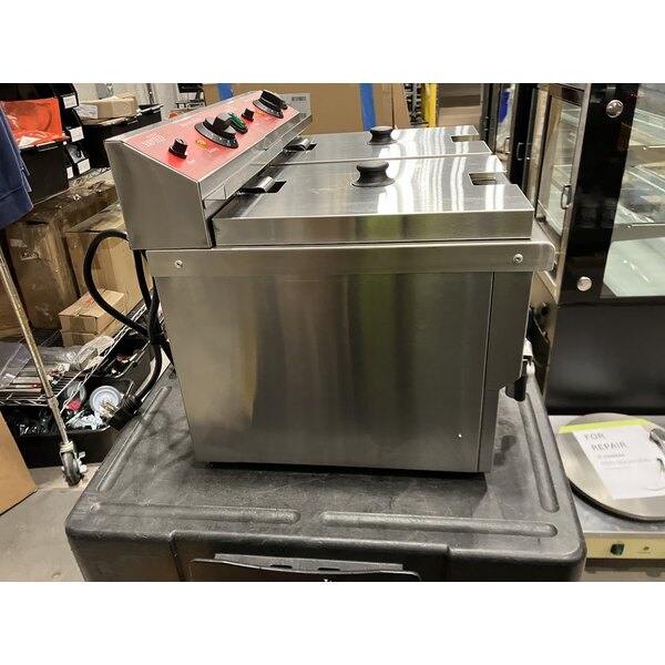 Scratch and Dent Avantco F202 30 lb. Dual Tank Medium-Duty Electric Countertop Fryer - 208-240V, 5400/7200W