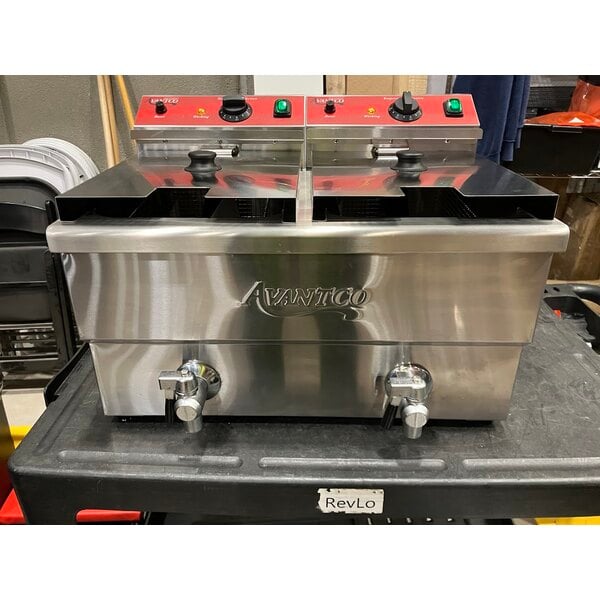 Scratch and Dent Avantco F202 30 lb. Dual Tank Medium-Duty Electric Countertop Fryer - 208-240V, 5400/7200W