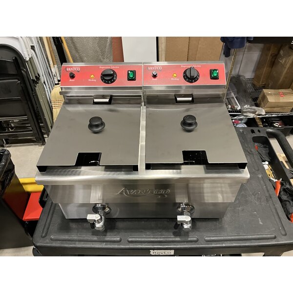 Scratch and Dent Avantco F202 30 lb. Dual Tank Medium-Duty Electric Countertop Fryer - 208-240V, 5400/7200W
