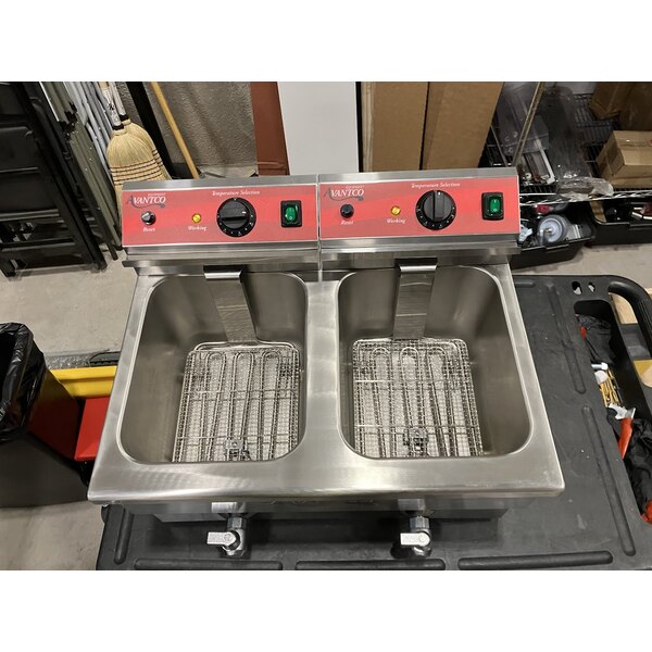 Scratch and Dent Avantco F202 30 lb. Dual Tank Medium-Duty Electric Countertop Fryer - 208-240V, 5400/7200W