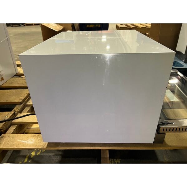 Scratch and Dent Avantco CO-16 Half Size Countertop Convection Oven, 1.5 Cu. Ft. - 120V, 1600W