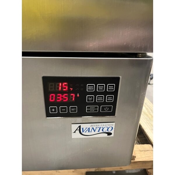 Scratch and Dent Avantco SF-10 31" Reach-In Blast Chiller / Freezer 88 lb. / 77 lb.
