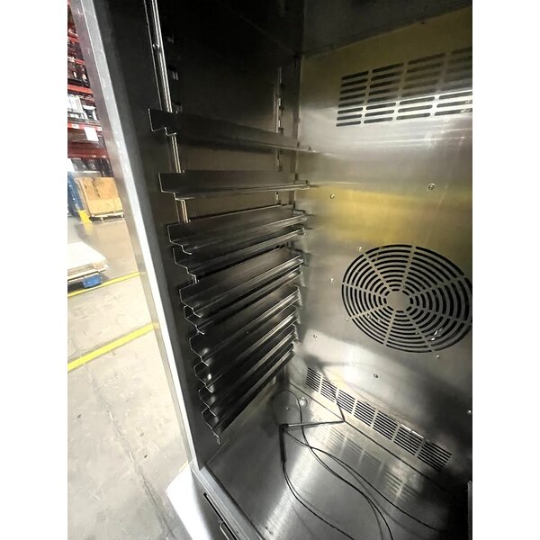 Scratch and Dent Avantco SF-10 31" Reach-In Blast Chiller / Freezer 88 lb. / 77 lb.