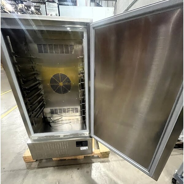 Scratch and Dent Avantco SF-10 31" Reach-In Blast Chiller / Freezer 88 lb. / 77 lb.
