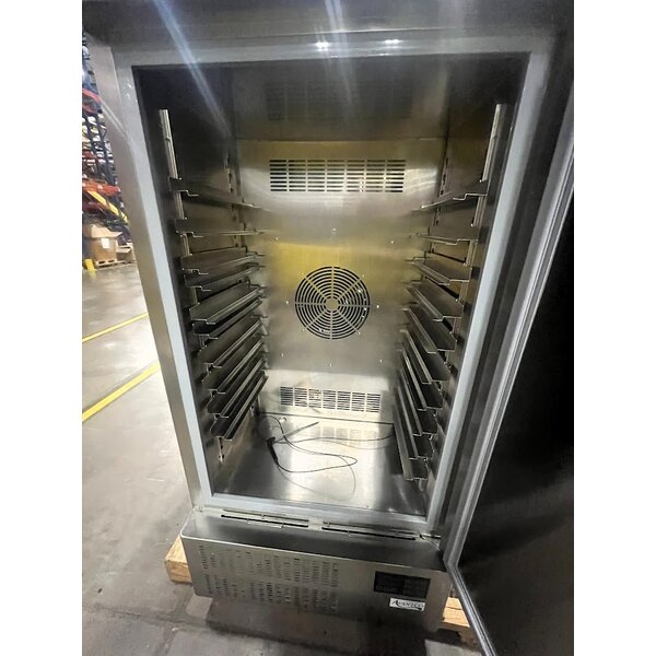 Scratch and Dent Avantco SF-10 31" Reach-In Blast Chiller / Freezer 88 lb. / 77 lb.