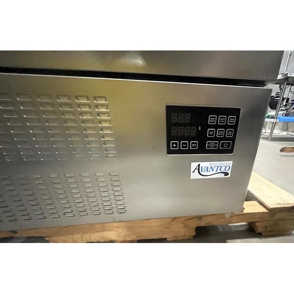 Scratch and Dent Avantco SF-10 31" Reach-In Blast Chiller / Freezer 88 lb. / 77 lb.