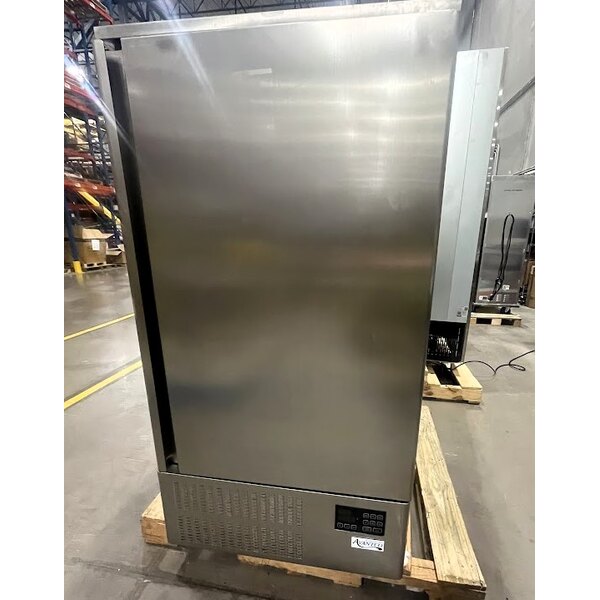 Scratch and Dent Avantco SF-10 31" Reach-In Blast Chiller / Freezer 88 lb. / 77 lb.