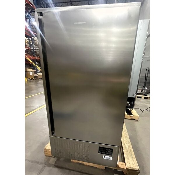 Scratch and Dent Avantco SF-10 31" Reach-In Blast Chiller / Freezer 88 lb. / 77 lb.