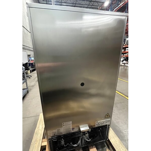 Scratch and Dent Avantco SF-10 31" Reach-In Blast Chiller / Freezer 88 lb. / 77 lb.