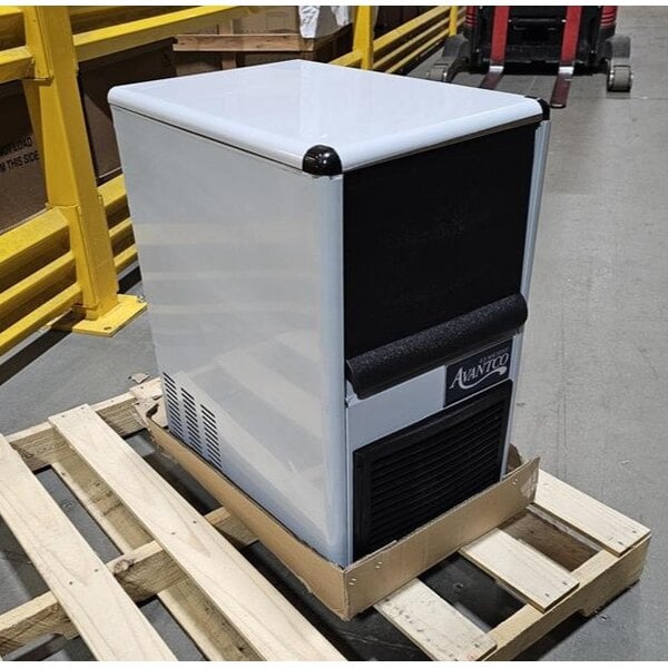 Scratch and Dent Avantco Ice UC-B-77-A 14 13/16" Air Cooled Undercounter Bullet Ice Machine - 96 lb.